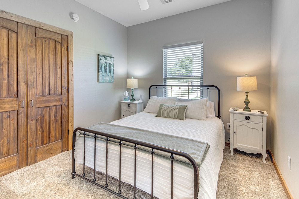1 Mi to Lake Texoma: Expansive Outdoorsy Escape!