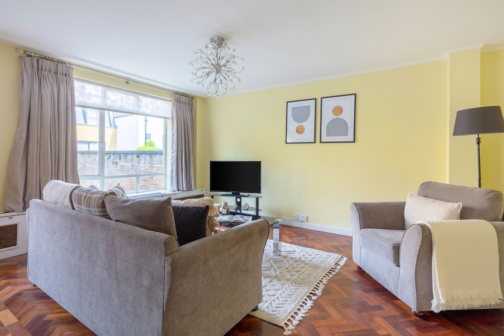 Elegant & Airy 2BR near Regents Park