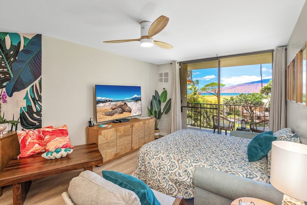 Hip Hawaiian Oceanfront Vistas