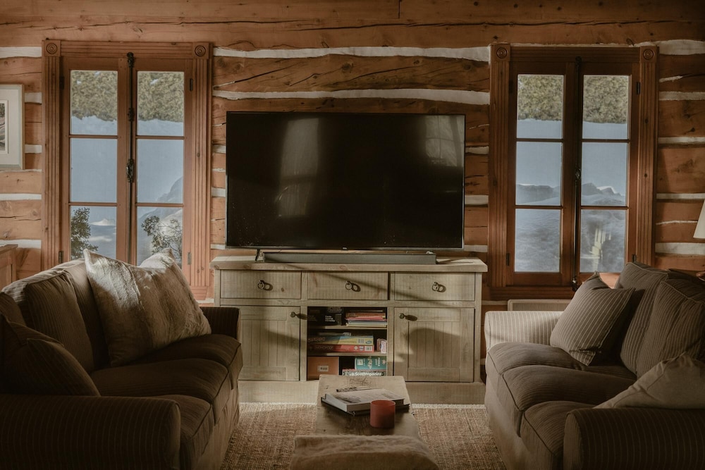 Manoir du Canard - 1800s Authentic Quebecois log Home With Modern Amenities