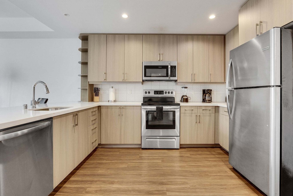 Stylish 1BR Family Apartment by Dtla