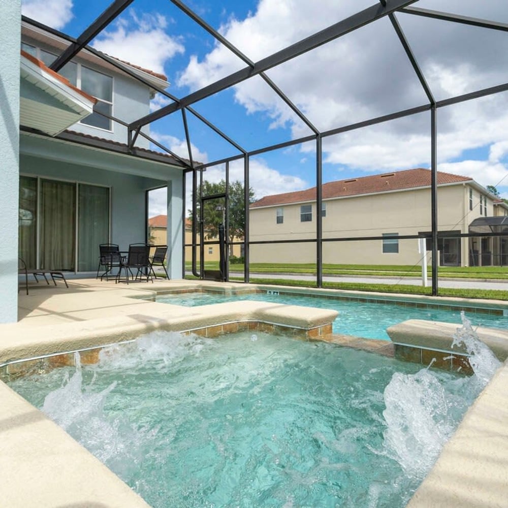 8950 Amazing 5BD Home With Pool
