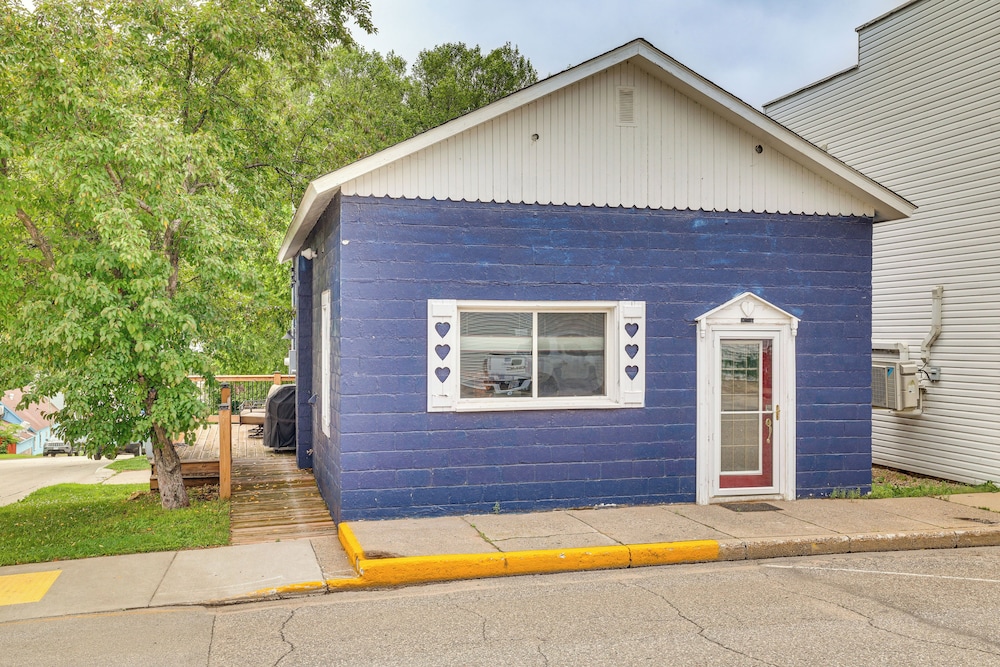 Steps to Marina & Beach: Couples Cottage in Pepin