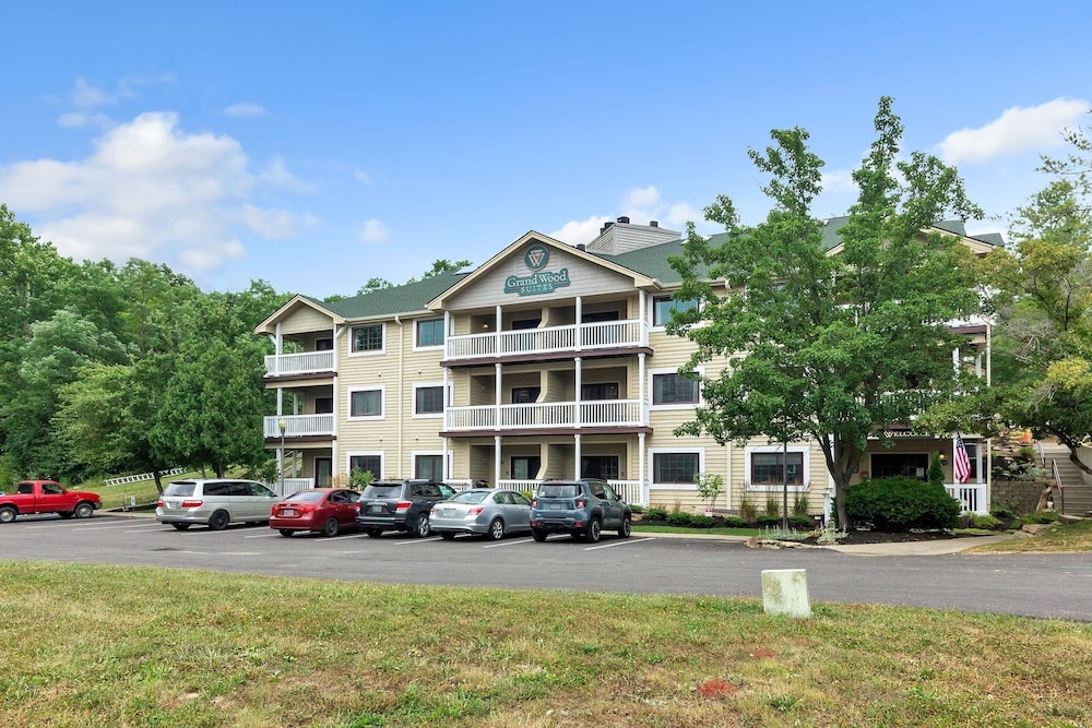 3rd Floor Front Side Penthouse Suite - 303 by Grand Wood Suites view 3