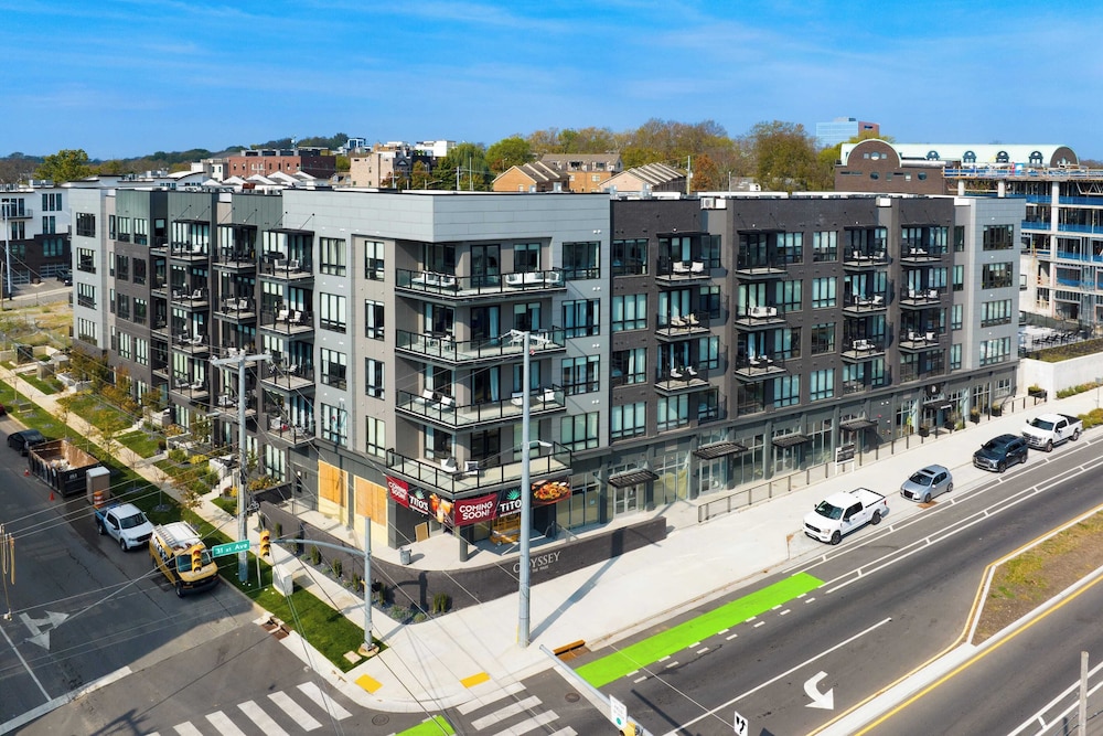 Sleeps 24 4 Modern Midtown Apartments w/ Gym + Pool Walkable to Shops & Eats