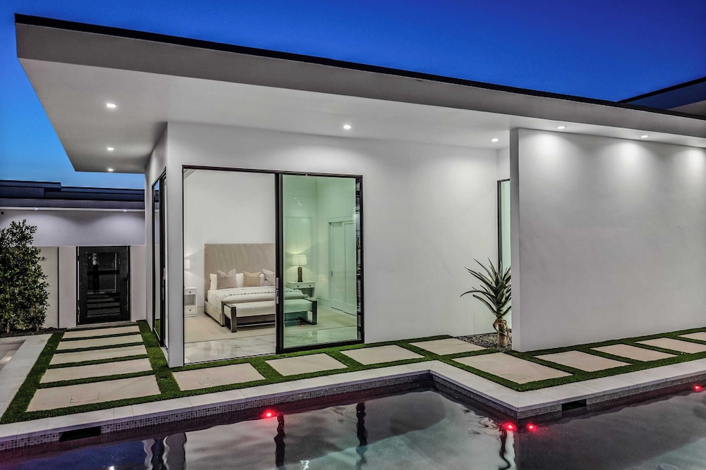 Sleeps 17 Pool & Pickleball Sun-kissed Desert Escape Bravo Villa #1 by Avantstay