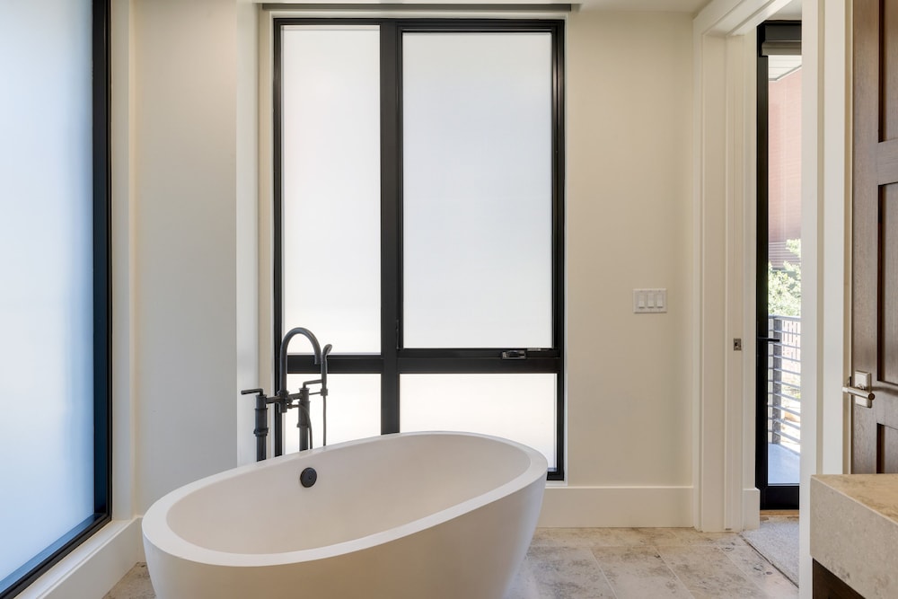 Silver Strike by Avantstay Direct Slope Access Hot Tub Views