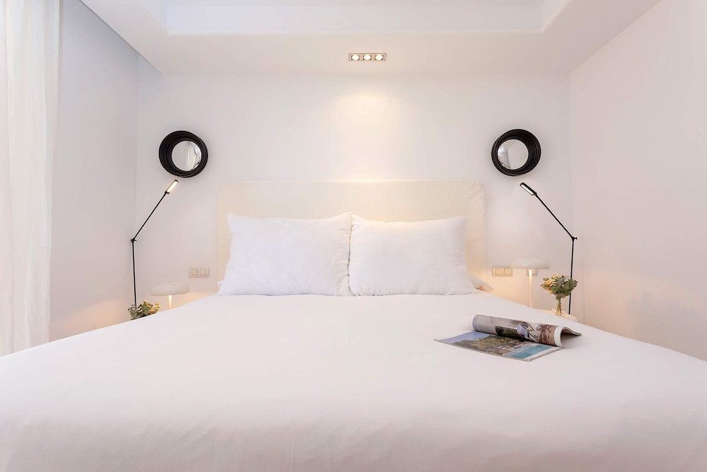 Bright Apartment Front of Beach Guadalmansa Beach