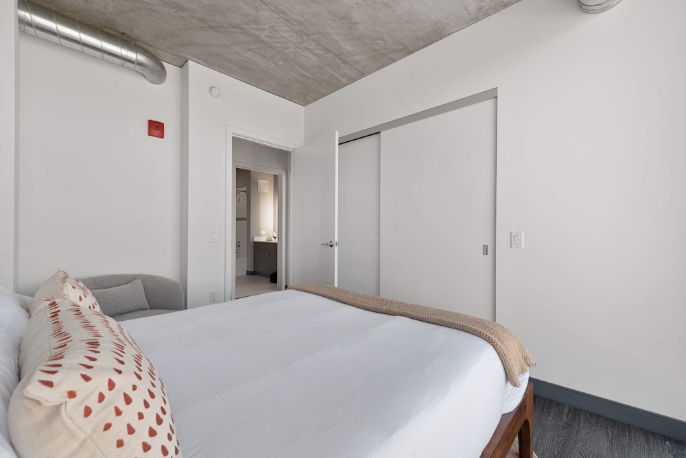 Cloud9 6 apt for 30ppl Fulton Market The Nouveau