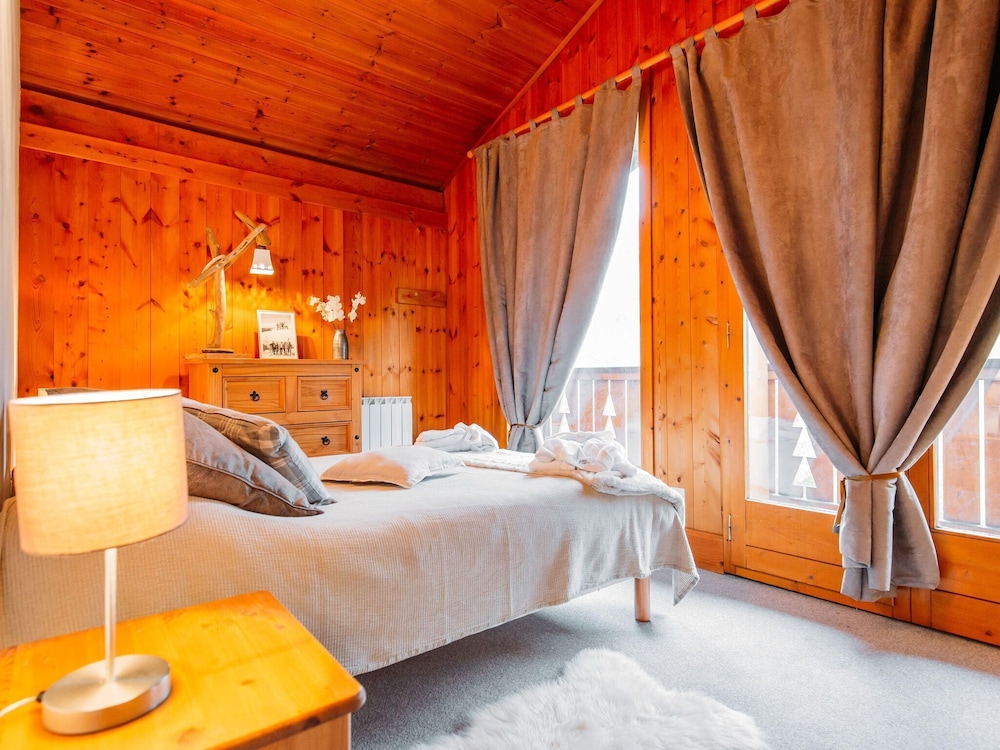 Atmospheric 14-person Chalet in Plagne 1800 photo 4