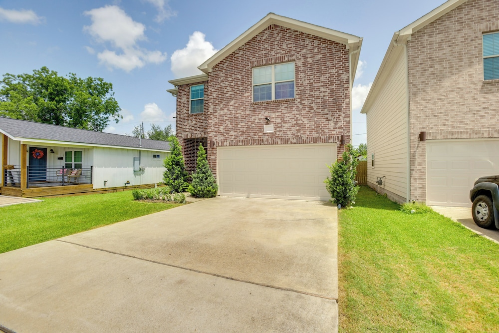 Yard + Pergola: Home 5 Mi to Dtwn Houston!