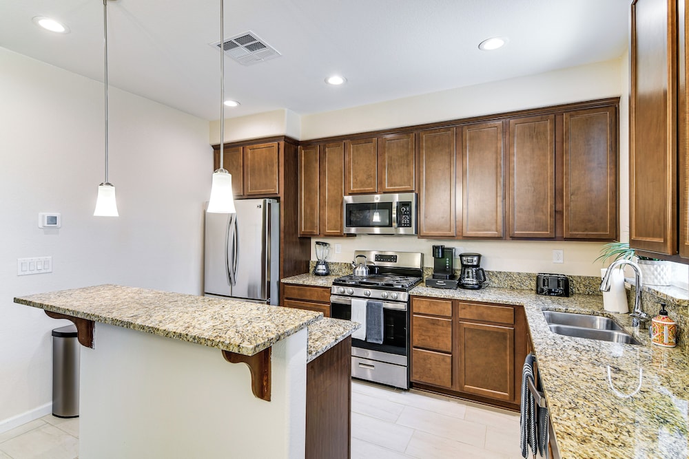 16 Mi to Lake Tahoe: Carson City Townhome
