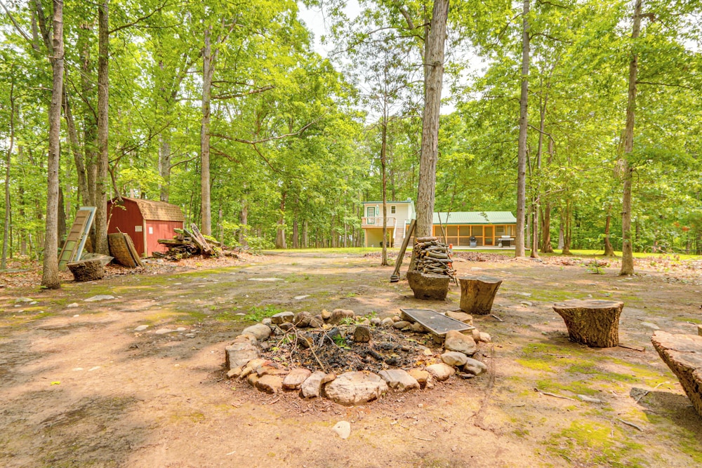 3 Mi to Potomac River: Remote Cabin in Springfield