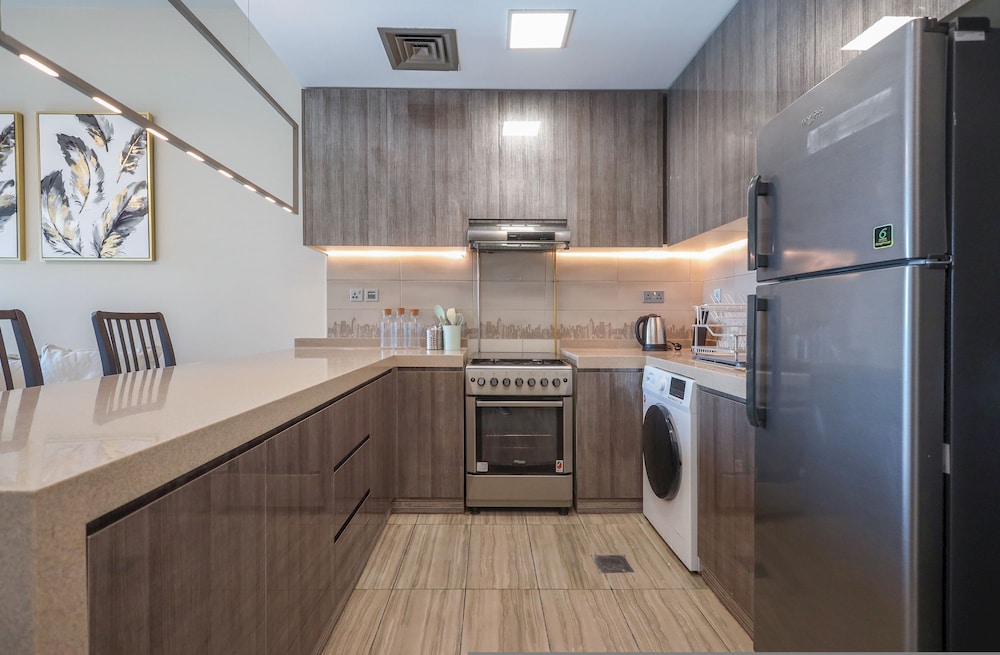 Elite LUX Holiday Homes - Stunning Lake View 1bhk Retreat in JLT Dubai