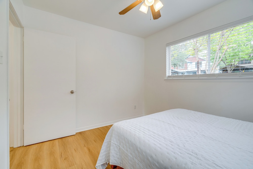 1/2 Mi to UT Austin Campus: Well-equipped Duplex!