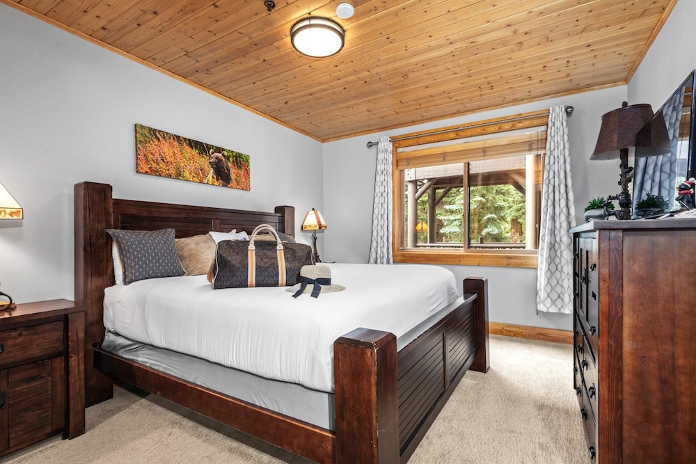 Black Bear Lodge KBM Resorts Walk to Slopes and Restaurants, Hot Tub, Elevator Access 2 Units, 4 Bedrooms BBL Ml-2744