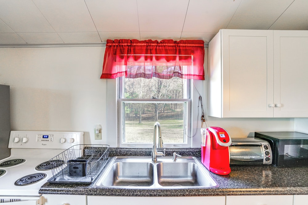 Quiet Country Living: Farmhouse Apt Near Hudson!