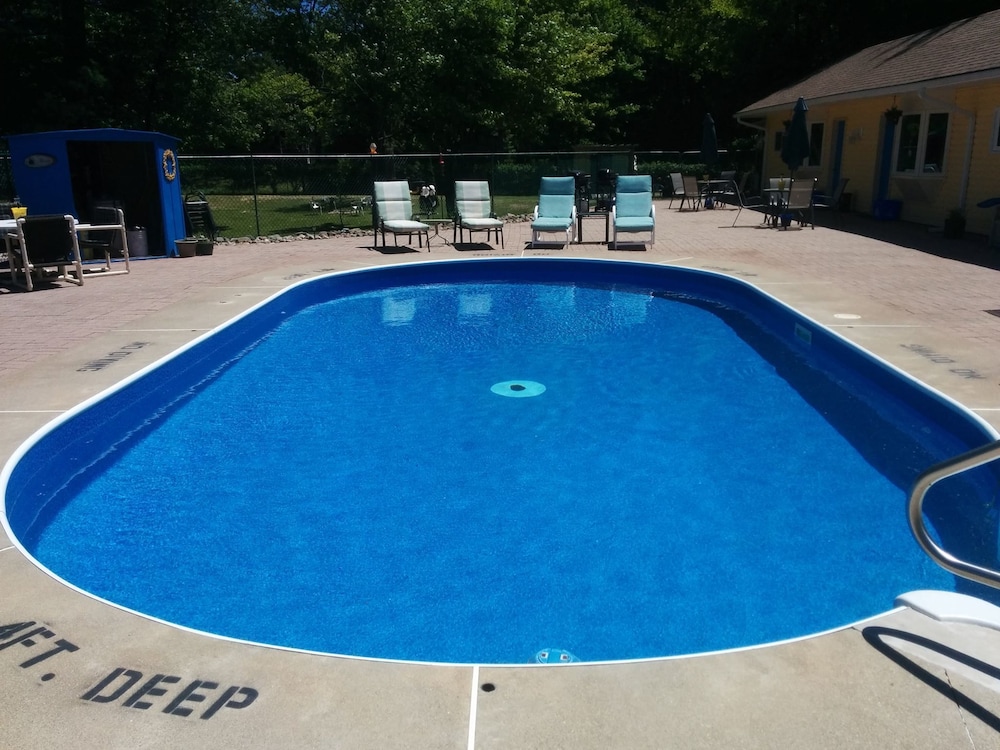 The Pinewood - Adult Getaway by the Lake