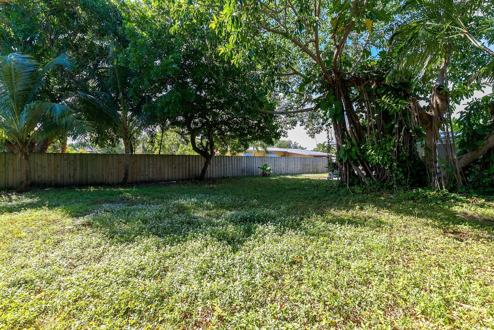 Bungalow With Large Backyard 5 min From Beach