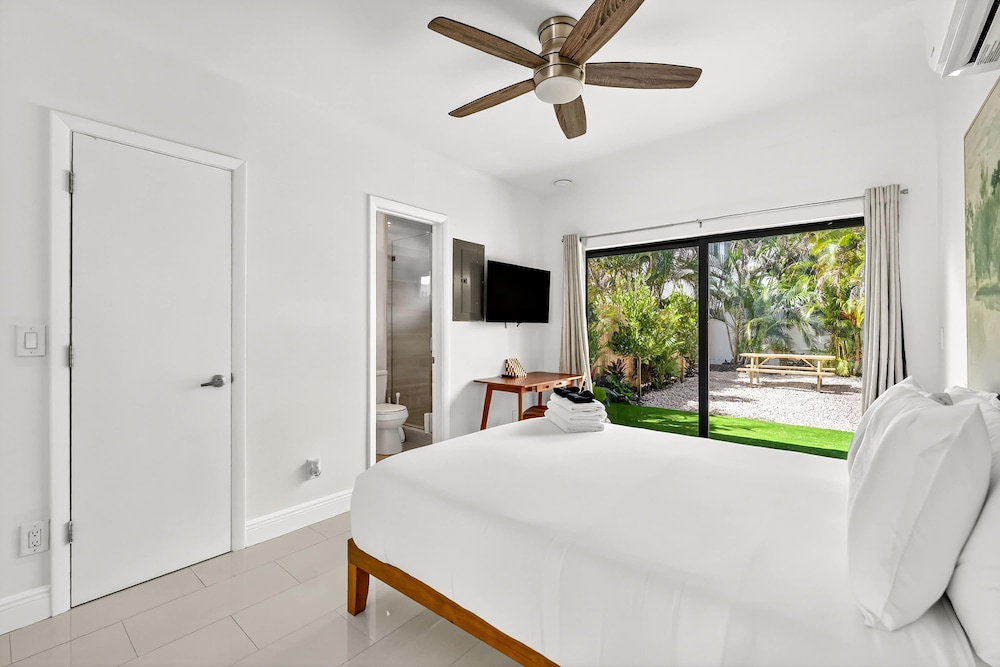 Sleek Kitchenette Queen Bed