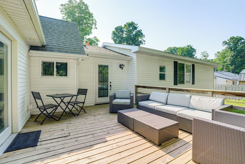 Cottage w/ Fire Pit: Near Winery & Ice Fishing!