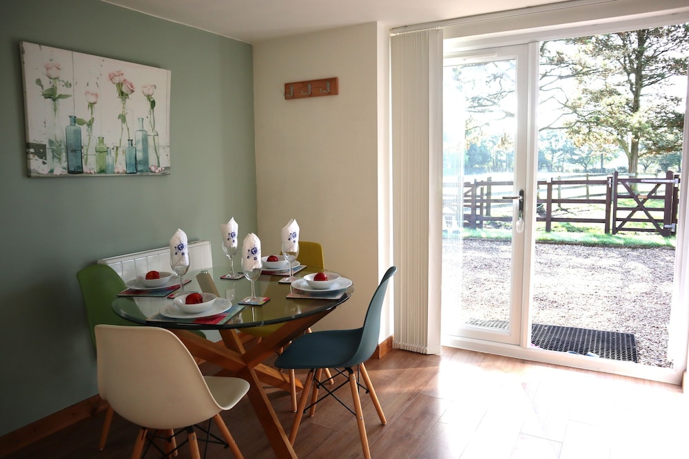 Knutsford Vacations - Charming 2-bed Cottage, Beautiful Views, Knutsford - Property Image 1