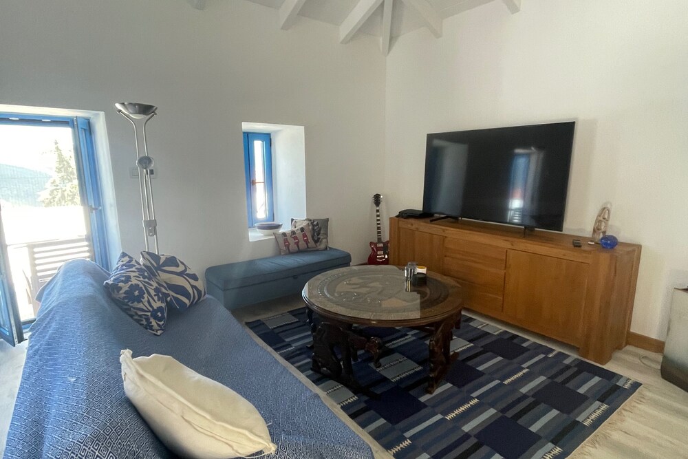 The White House Evgrious, Sleeps 4, Close to Beach photo 3