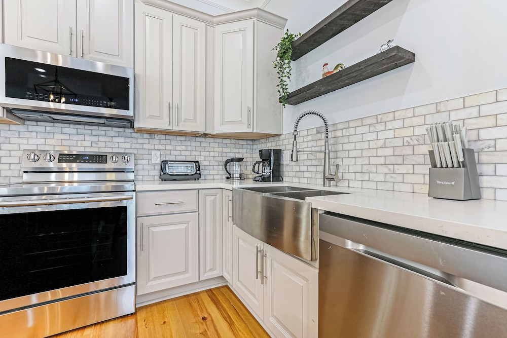 Stunning 4 BR Condo + Pool - Near St. Charles