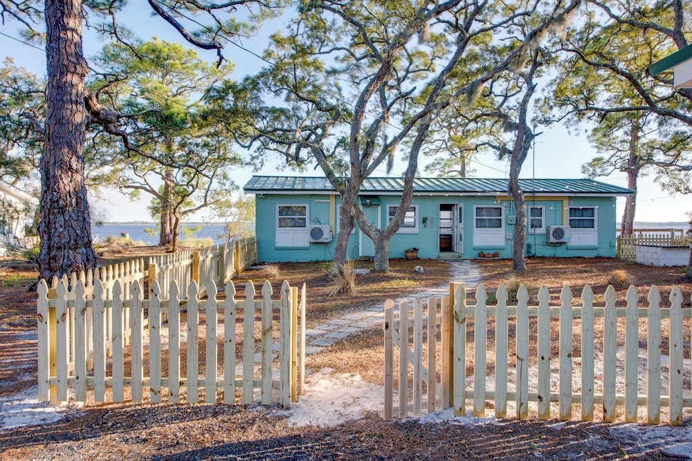 Relax & Refresh: Waterfront Cottage in Panacea