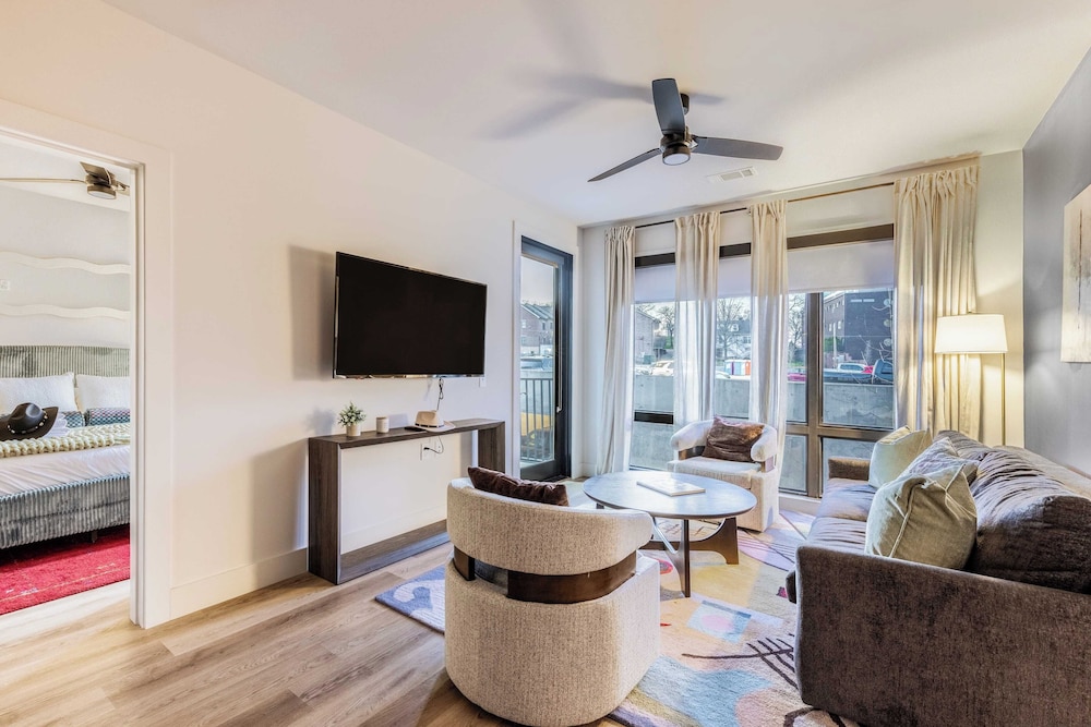Sleeps 24 4 Modern Midtown Apartments w/ Gym + Pool Walkable to Shops & Eats
