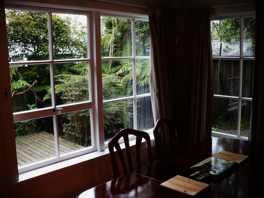 Christchurch City & Country Cottages - Brockworth Cottage