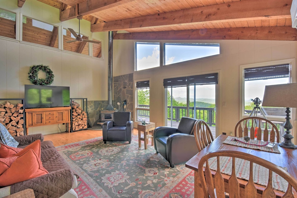Cabin w/ Balcony & Mtn Views Near Sky Valley! view 3