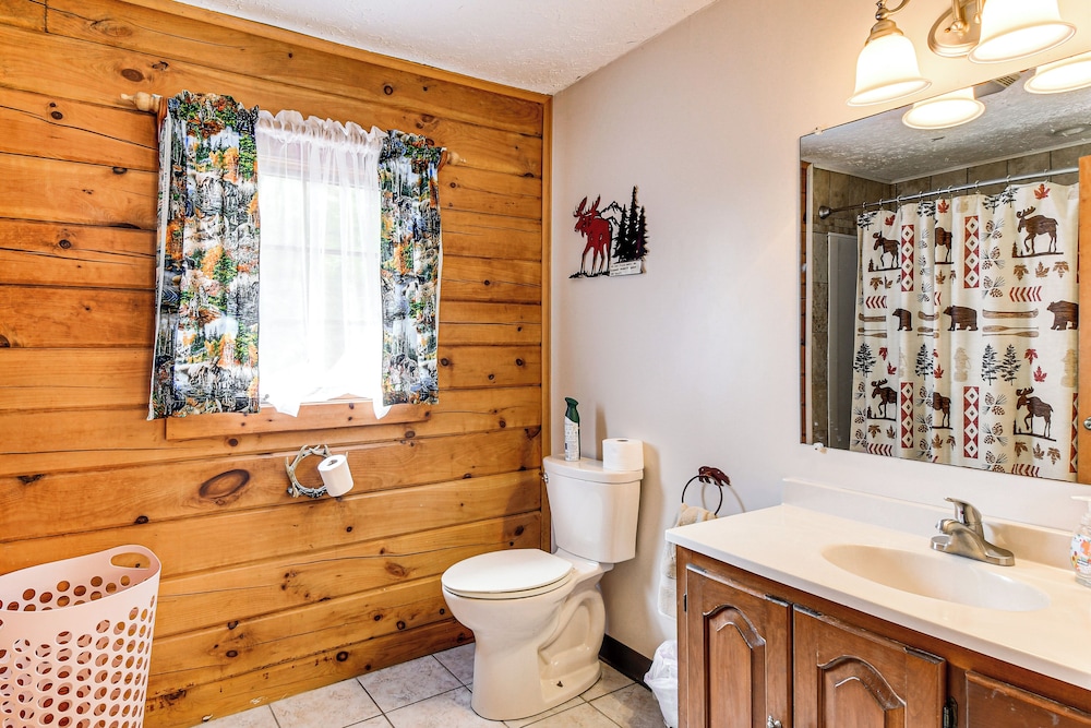 Private Hannibal Cabin With Sauna & Hot Tub!