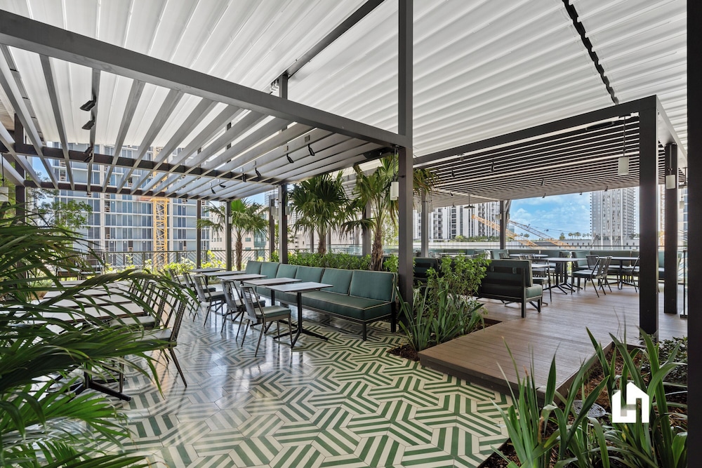 Stylish Apartments with Partial Ocean Views in Downtown