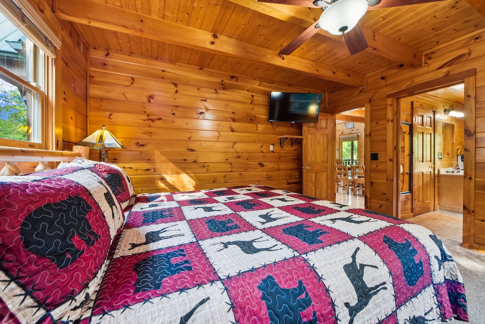 Wilderness Lodge 3 Bedroom Cabin by RedAwning view 5
