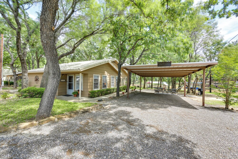 Family Home on Lake Bridgeport: Pets Welcome!