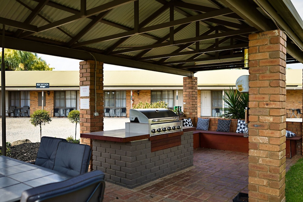 Statesman Motor Inn