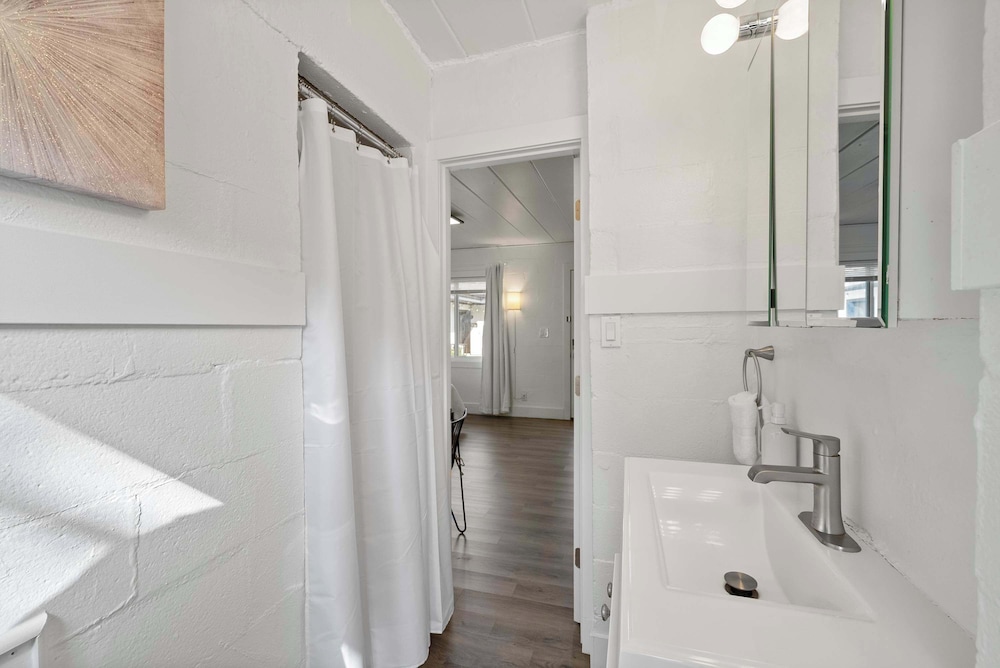 Chic City Retreat 93I Sleeps 2
