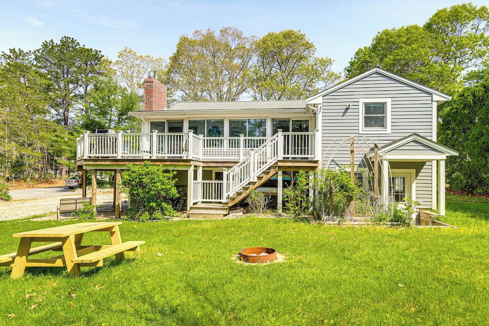 3 Mi to Mashpee Commons: Family Home w/ Fireplace