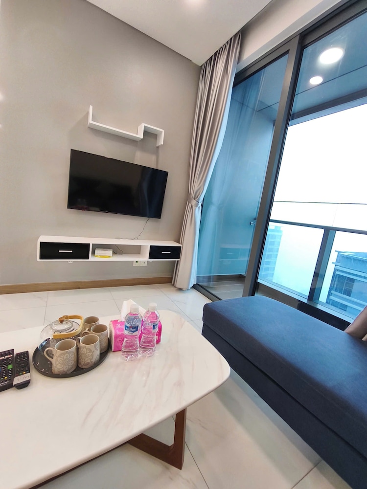Skyway White & Silver Riverside Resident - Binh Thanh, HCM