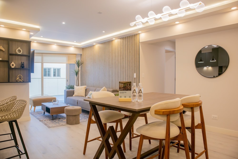 w Bright 3BR w Balcony in Vibrant Miraflores