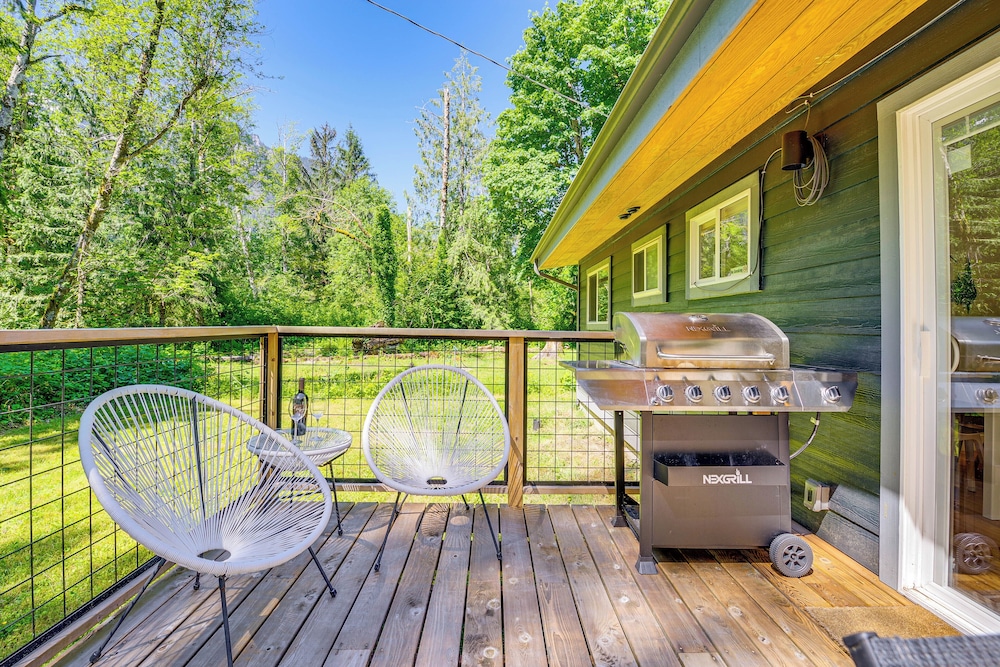 Deck, Hot Tub & Views: Sleek Getaway in Index!
