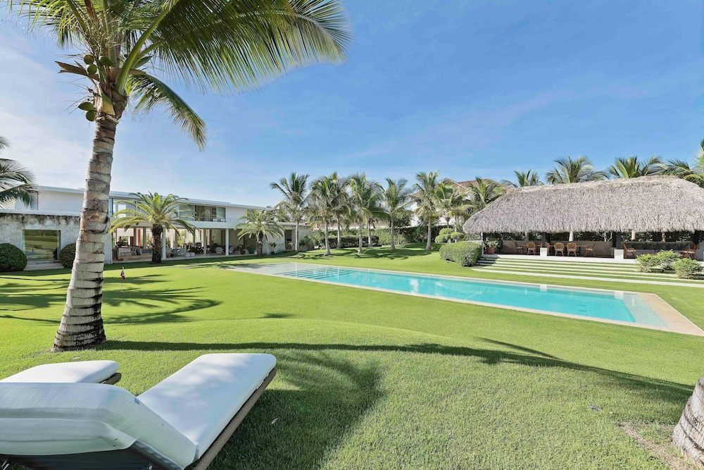 Magnificent 5BR Modern Tropical Villa With Pool