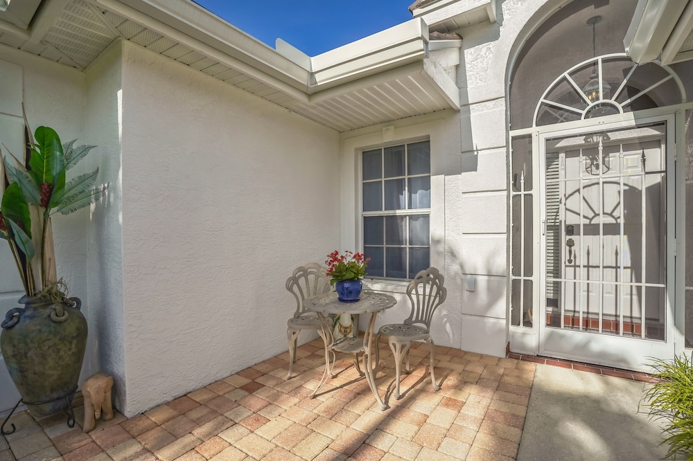 Relaxed Tropical Retreat 5 Miles To Beach 3 Bedroom Home