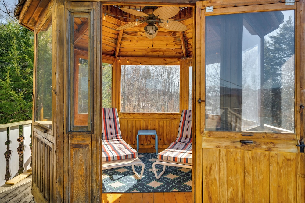 1 Mi to Story Land: Spacious Home w/ Mtn Views!