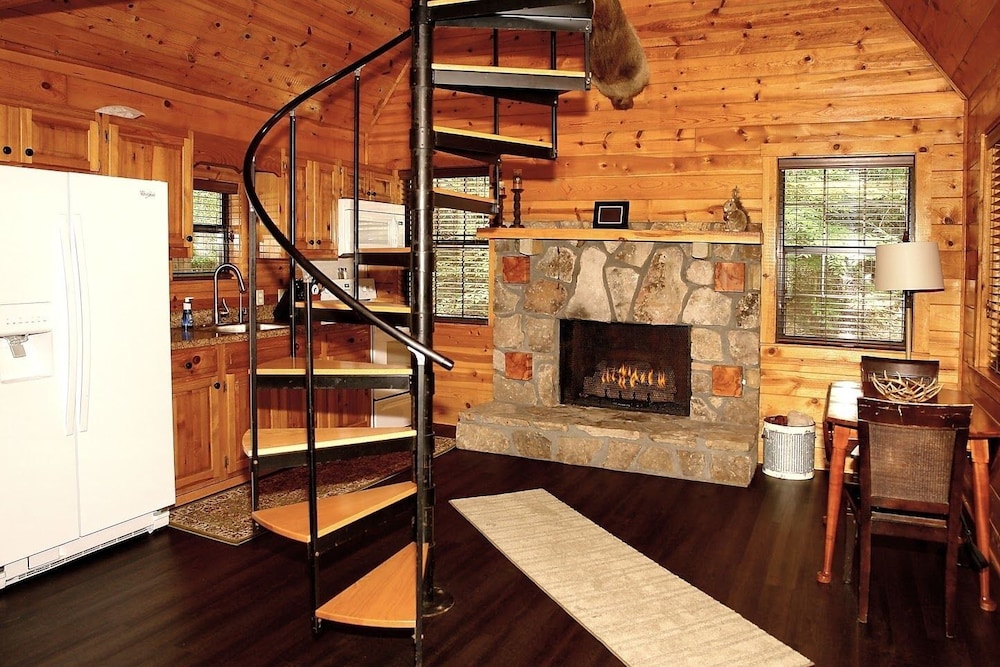 Mountain Laurel - 1 Bedrooms, 1 Baths, Sleeps 4 Cabin by RedAwning