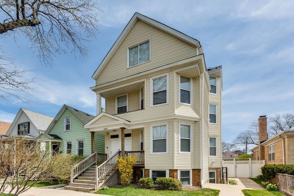 The Irving Masterpiece near Wrigley Field - Image 1