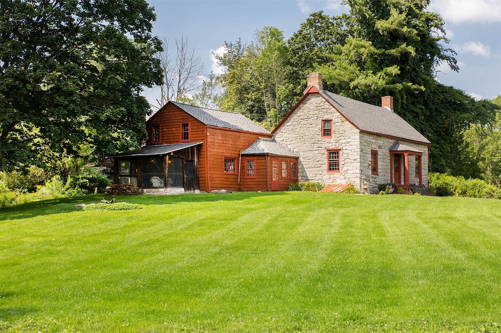 Hotel 1735 Stone Farmhouse - Image 1