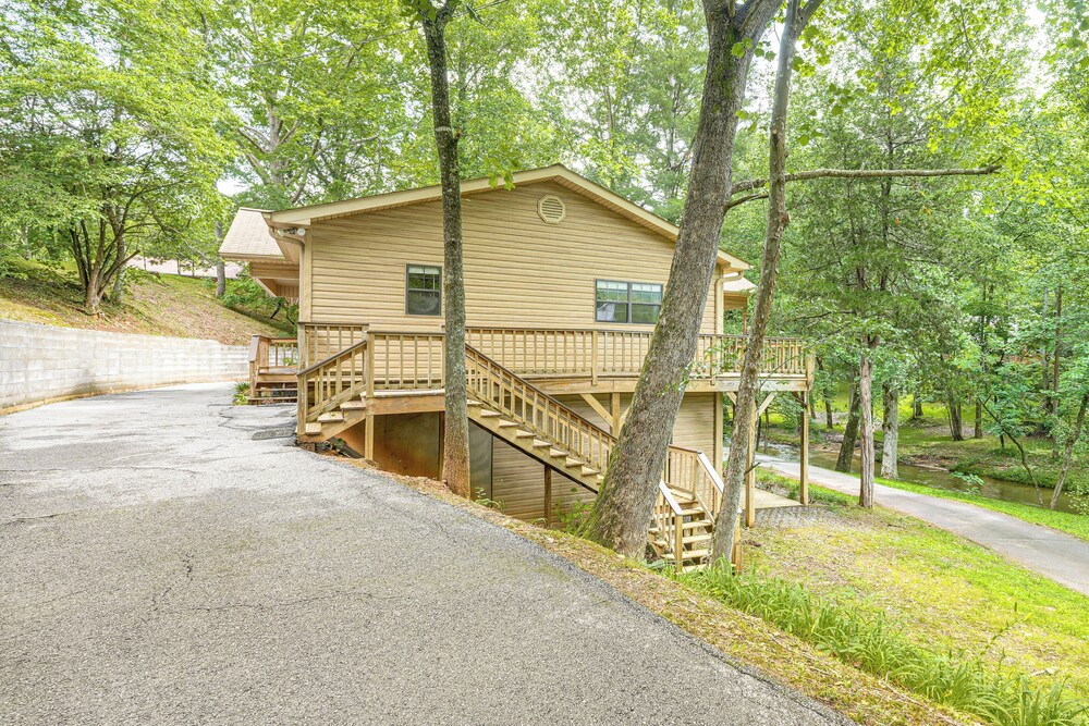 5 Mi to Dtwn Hiawassee: Creek-front Home w/ Deck
