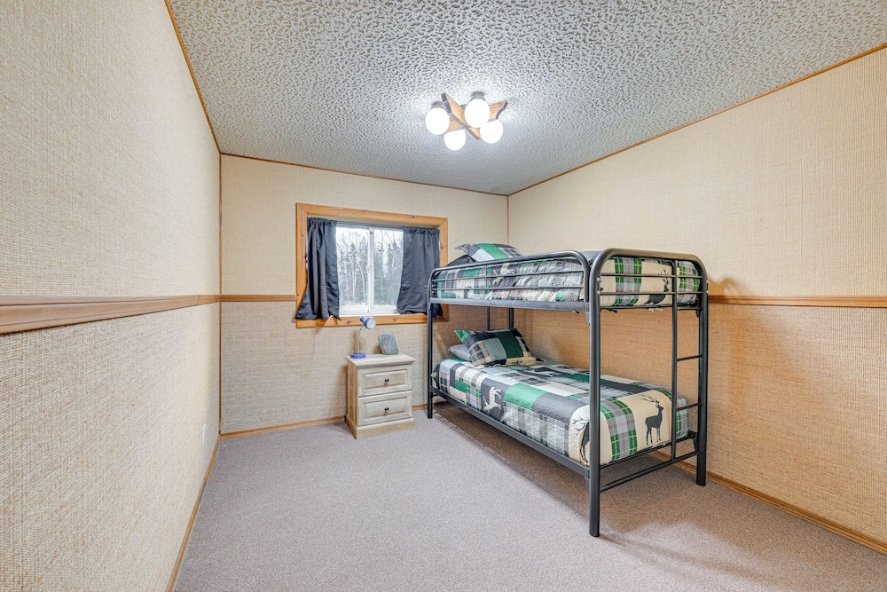< 1 Mi to Kenai River: Spacious Cabin w/ Deck!